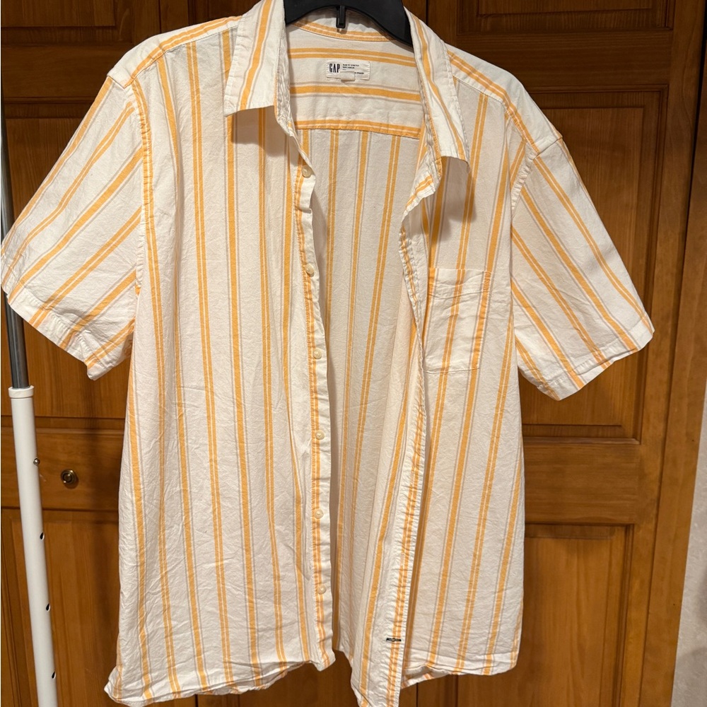 GAP Men’s Short-Sleeve White and Yellow Striped Button-Up Shirt